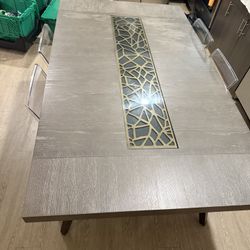 Dining Room Table + 4  Chairs 