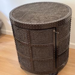 Z-Gallery Zanzibar End Table With Storage