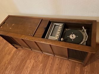 Magnavox cabinet stereo radio