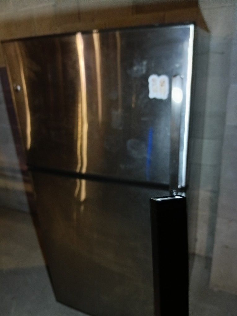 GE 21.2cu Ft. Top Freezer STAINLESS steel All Shelving Included