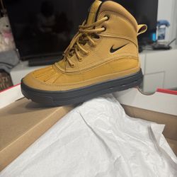 Nike  Wheat / Black Size 4 Youth