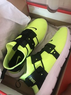 Nike runners sz 9.5 NEW