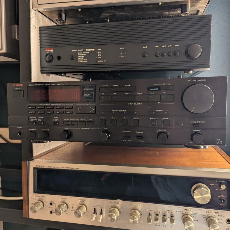 Luxman R-117 Digital Synthesized AM/FM Stereo Receiver + Remote