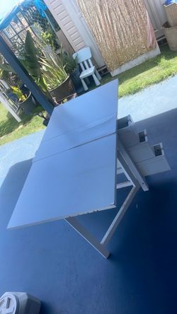 Folding table