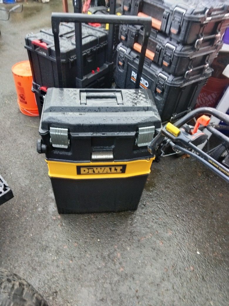 Tool Box DeWalt , Pack Out , $ 100