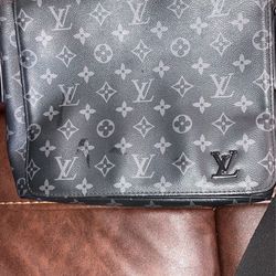 LOUIS VUITTON Men’s Side Bag $900.00 OBO Mejor Oferta