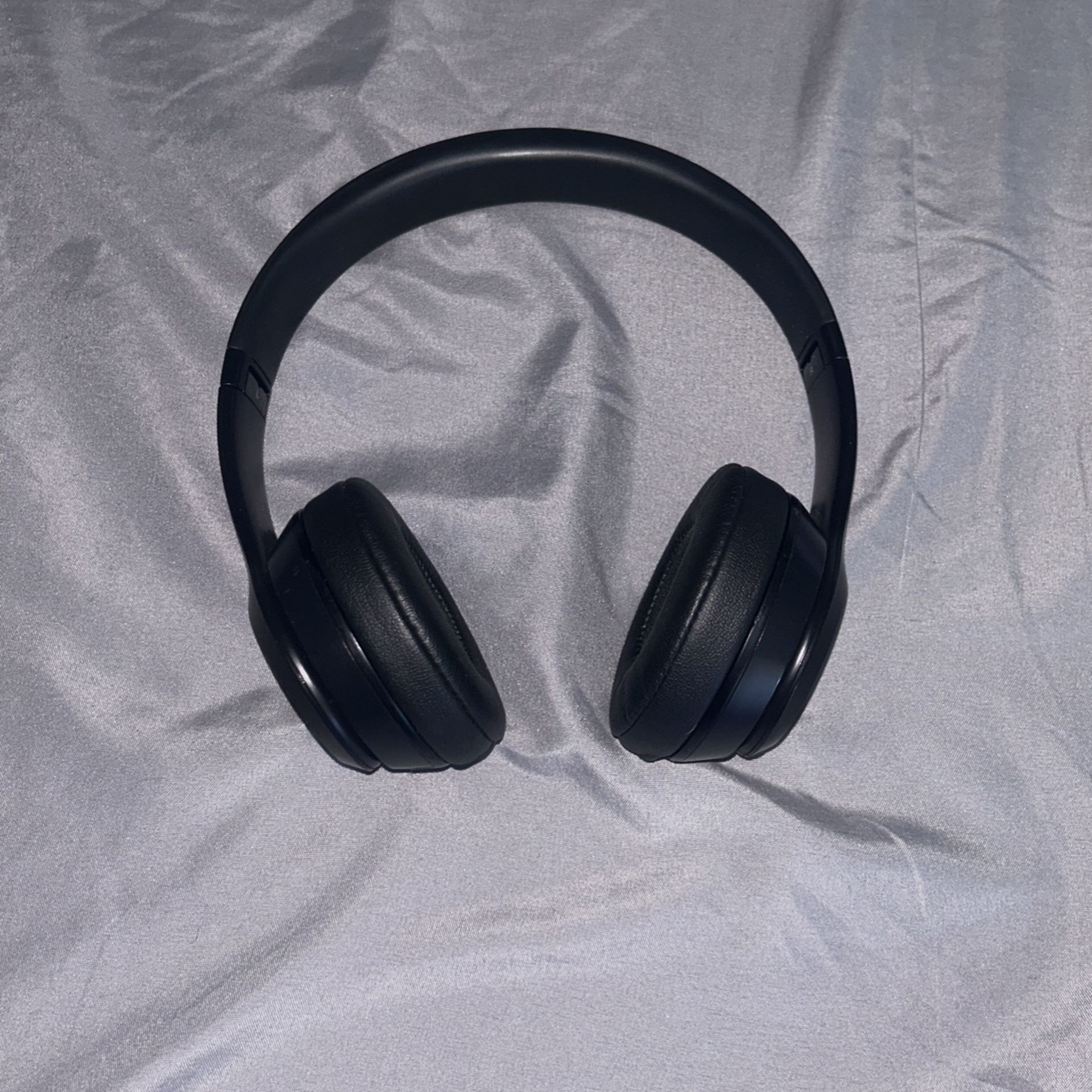 Beats Solo 3 (with Case)