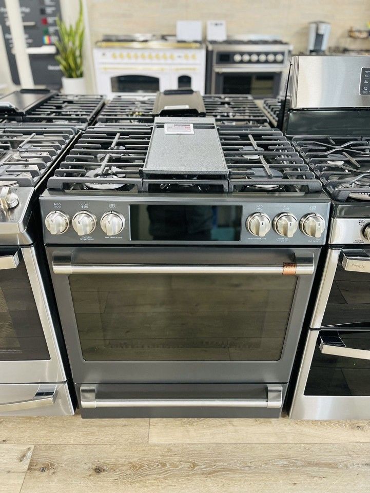 Café - 5.6 Cu. Ft. Self-Cleaning Slide-In Gas Convection Range - Matte Black Model:CGS700P3MD1 0DQN