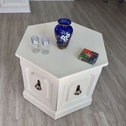 Table, coffee table . Wonderful condition . Color -antique white . Wood.