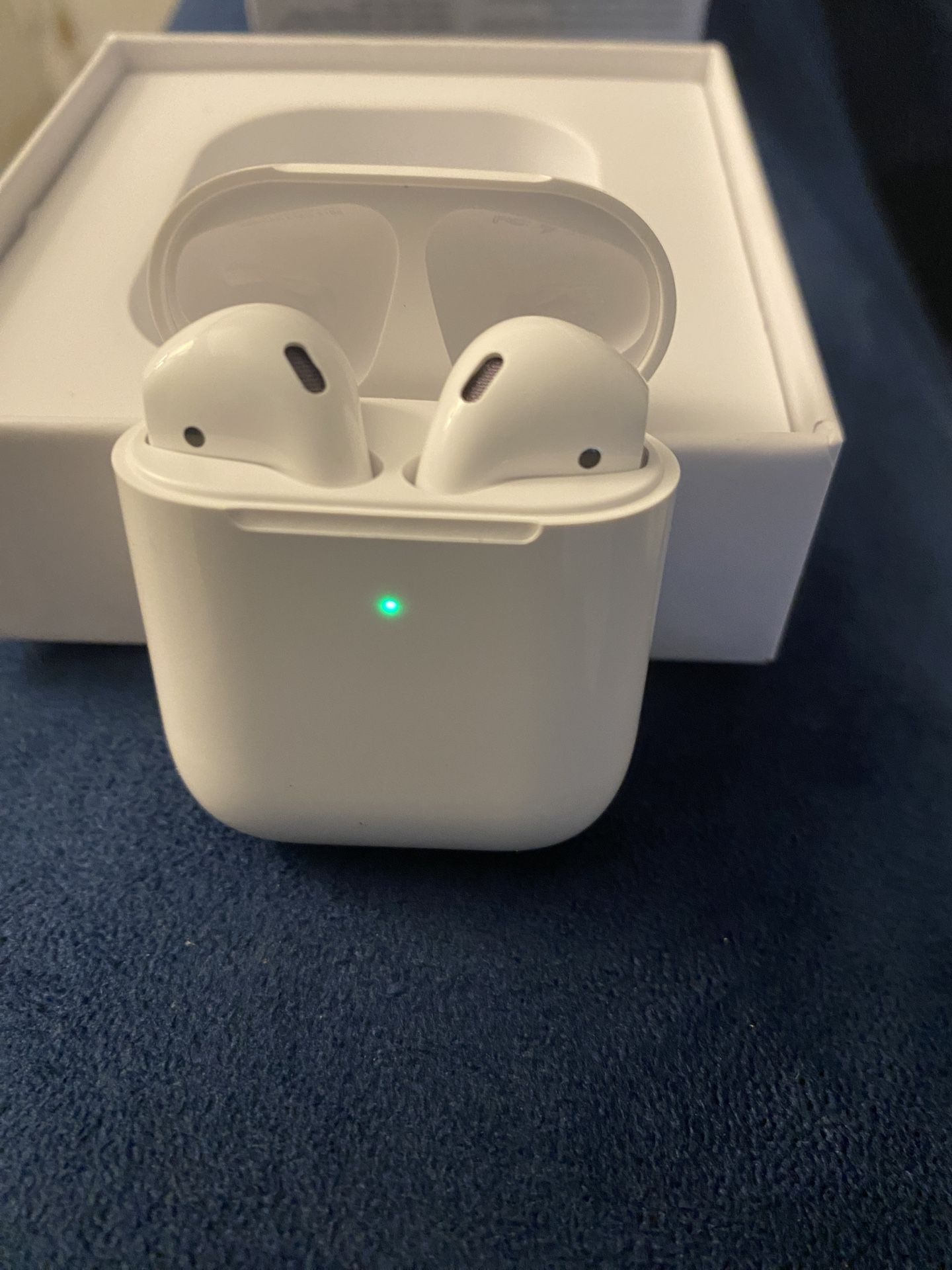 Apple AirPods (Like New) - Wireless Charging Case