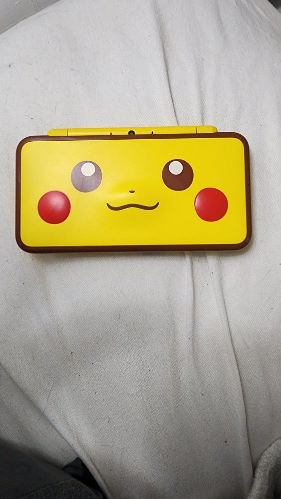 Nintendo 2DS XL Pikachu Edition Barely Used, Like New, Flawless Screen