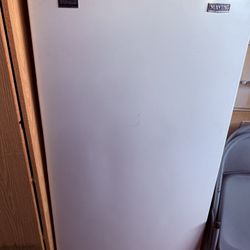 Maytag Frost Free Upright Freezer We Th Fast Freeze Option 