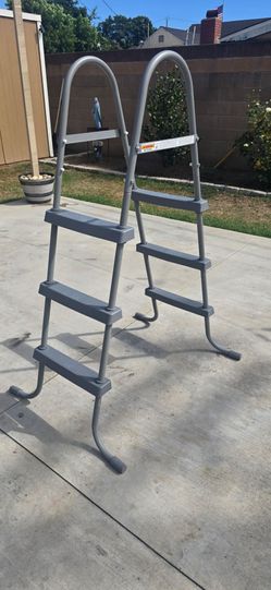 Pool ladder