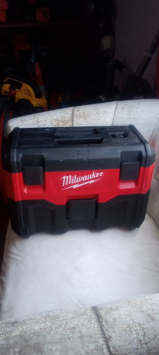 Vacuum Milwaukee M18