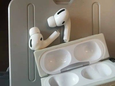 Apple earphones 3 are all new
