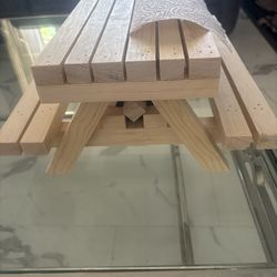 Picnic table for napkins