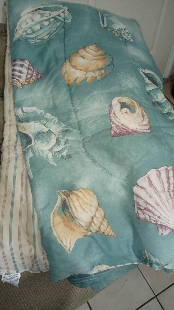 Dan River INC. Vintage seashell bed comforter queen size