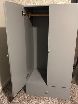 Closet wardrobe with drawer on bottom