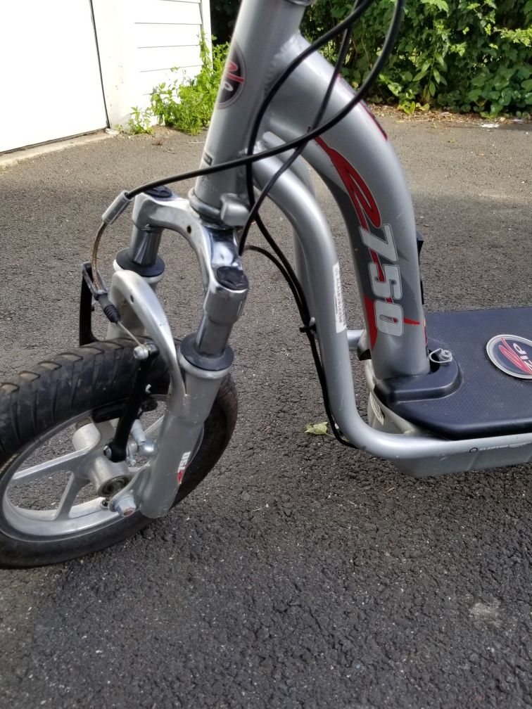 Electric scooter eZip 750 excellent condition for Sale in Danbury, CT