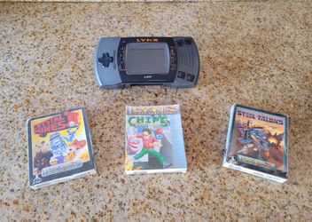 Vintage Atari Lynx Video game system and 3 Sealed Games brand new !!