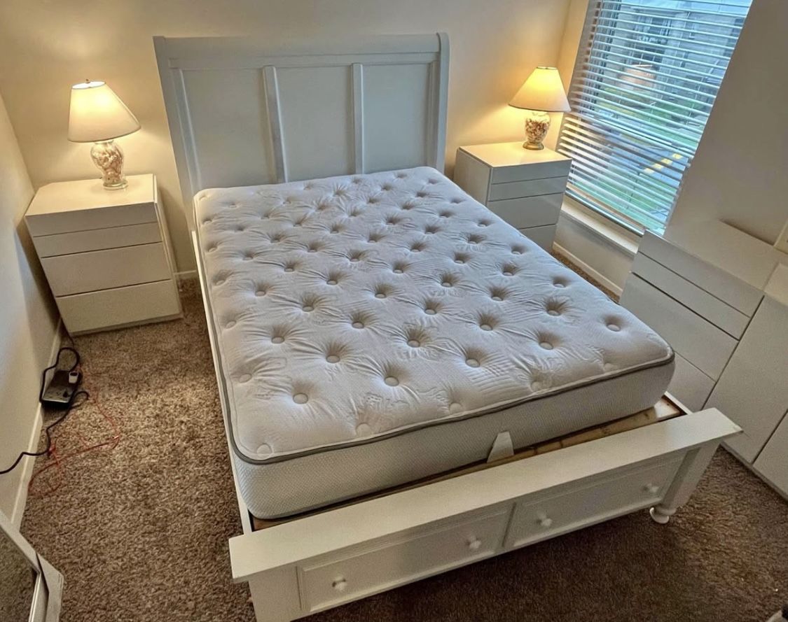 Queen Size 5-piece - Queen Bedroom Set: Queen Bed, 2 Side Tables, Dresser, & TV Console