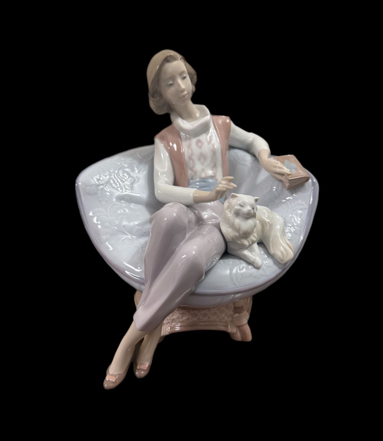 LLADRO A QUIET EVENING #6638 MINT YOUNG WOMAN WITH CAT