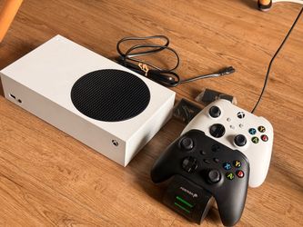 Xbox series S, charger and 2 controllers