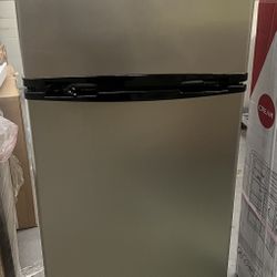 New Frigidaire 21 in. 7.5 Cu. ft. Retro Refrigerator