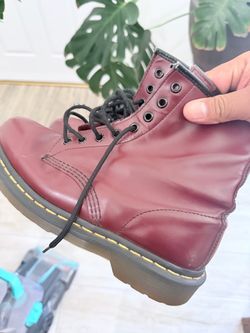 Men’s and women’s dr martens boots. Read description