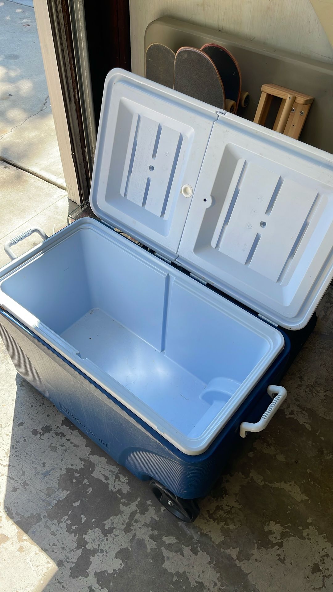 Rubbermaid Cooler