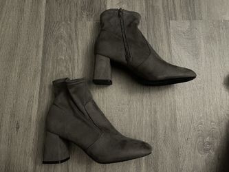 Kelly & Katie Gessie Boots Size 8 Grey