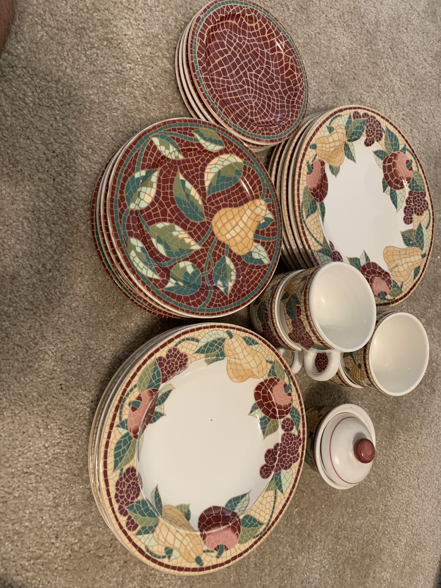 Beautiful complete dish set