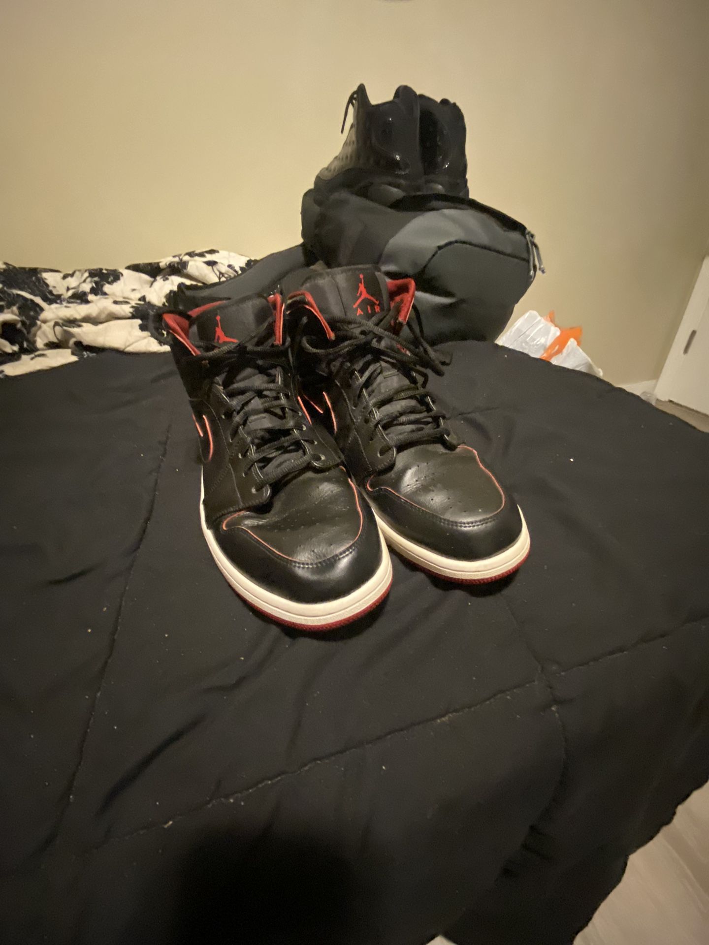 Jordan 1 Mid Black Red