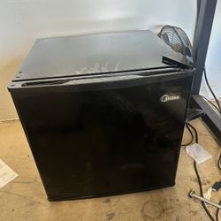 Midea 1.7 cu ft Mini Refrigerator Black, Energy Star Certified Dorm Fridge, Freezerless, Reversible Door, 1 Shelf