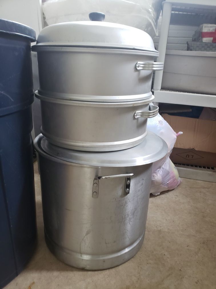 Large aluminum cooking pans