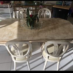 Beautiful Dinning Room with 6 chairs Like New