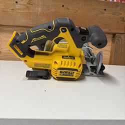 DEWALT XTREME 12-volt Max 5-3/8-in Brushless Cordless Circular saw