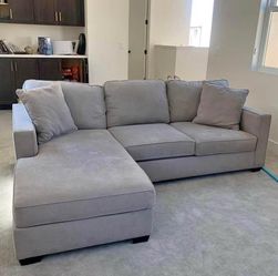 Living Spaces Egan Light Gray 92" Sectional Sofa with Reversible Chaise