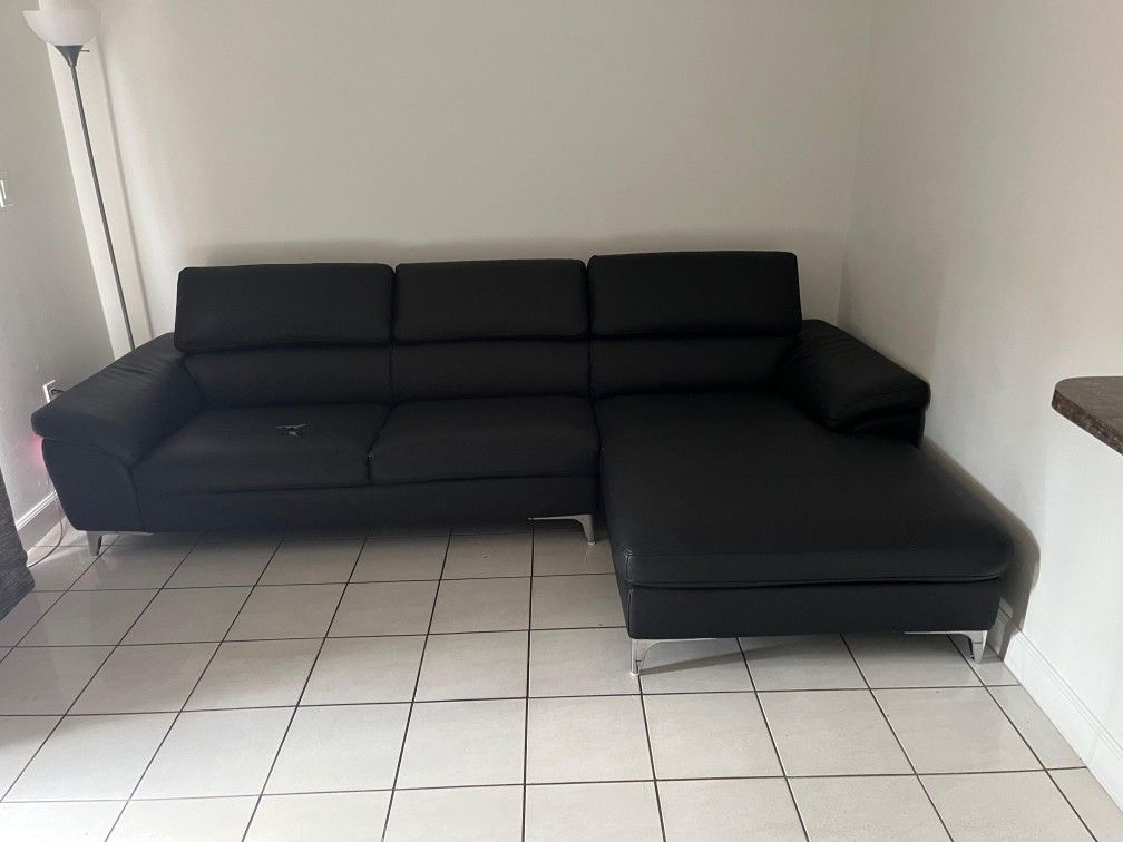 Comfortable Black Chaise Sofa | Faux Leather Peeling