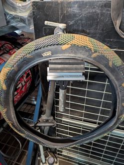 Cult Vans 20x2.4 camo tire