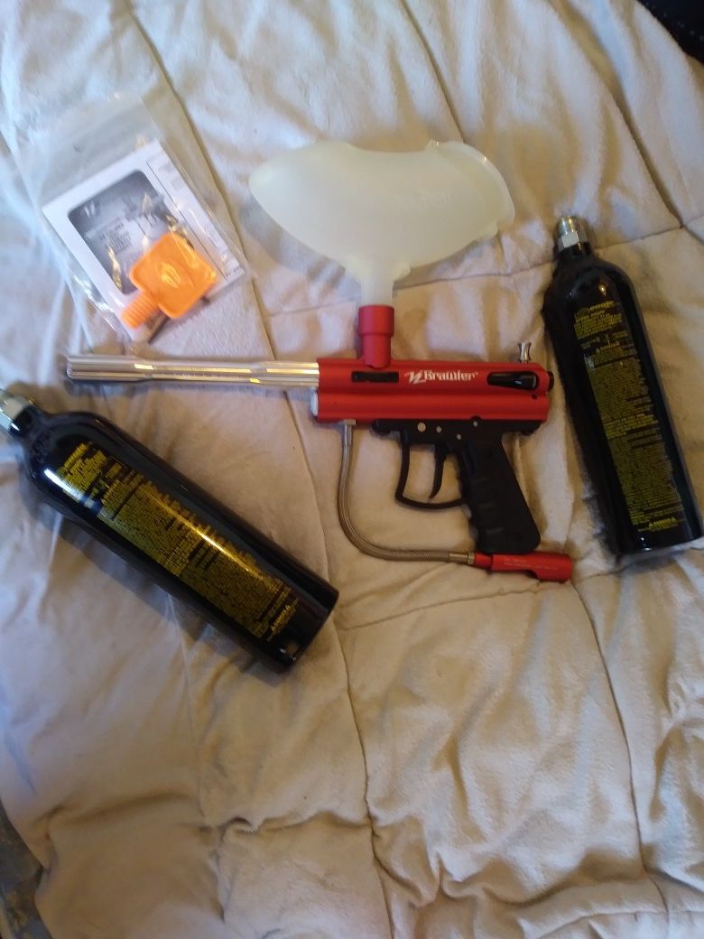 Viewloader Brawler Paintball Gun comes w/ Hopper and two Eagles Brass CO2 24 oz tanks