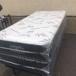 Brand New Twins Size Plush Mattress And Box Spring In Plastics 