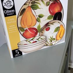 Gibson dinnerware set of 5 pieces new