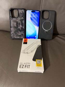 iPhone 15 Pro Max 256GB – Unlocked – Mint Cosmetic Condition + 2 Cases