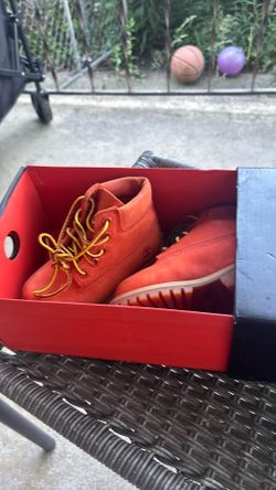 Timberline boots the size 7 in toddler bright orange