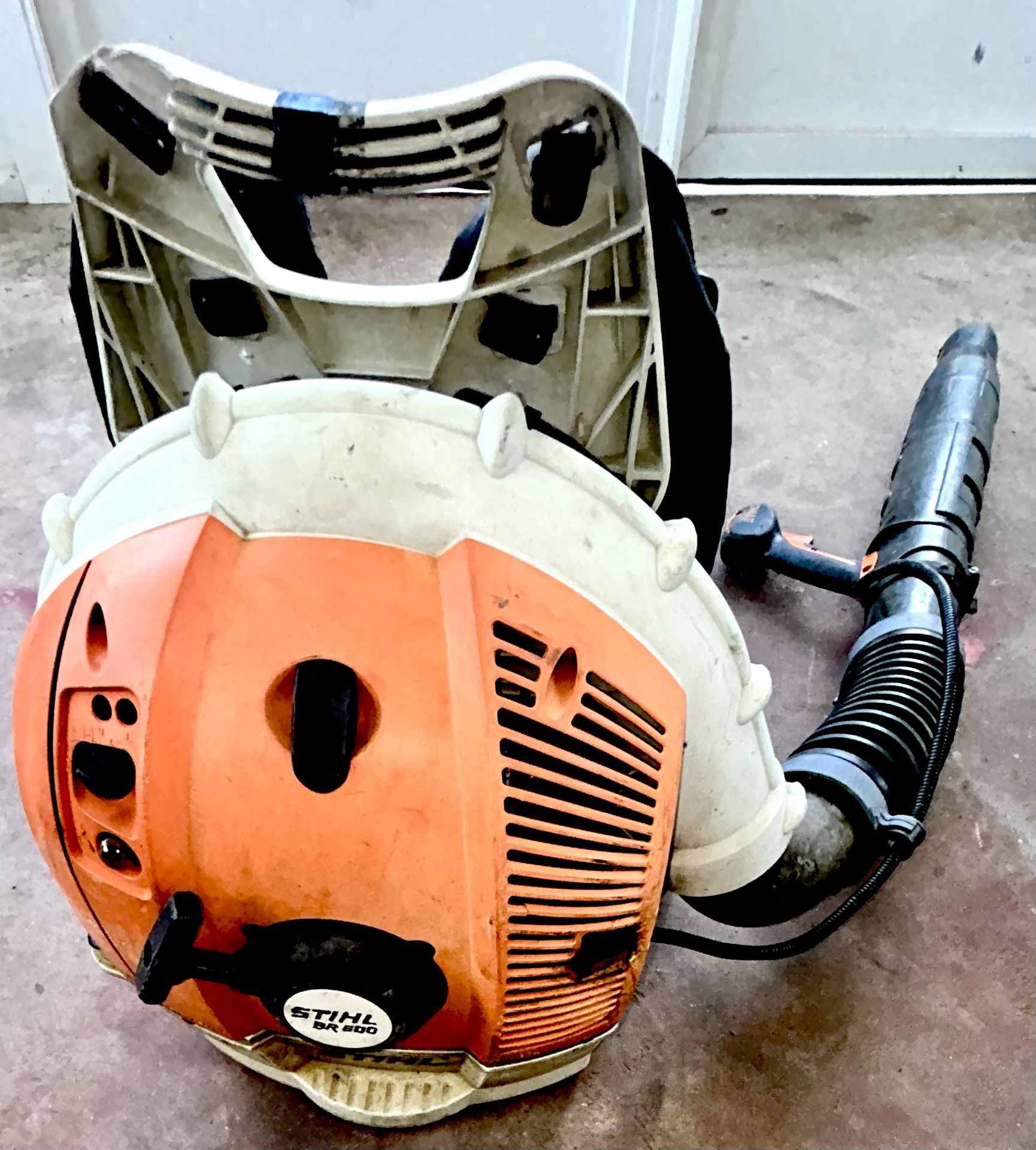 STIHL BR600 Commercial Backpack Blower  STARTS 1 PULL  RUNS GREAT  VERY POWERFUL  NO ISSUES