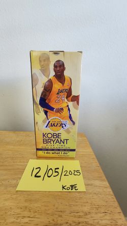 Kobe Bryant 2016 "5 Championship" Bobblehead Giveaway.