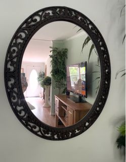 $40 WALL OVAL MIRROR 🪞 LIGHT WEIGHT 34”by 29” IS LIKE RESIN MATERIAL LIKE NEW