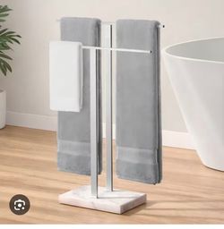 Standing towel rack