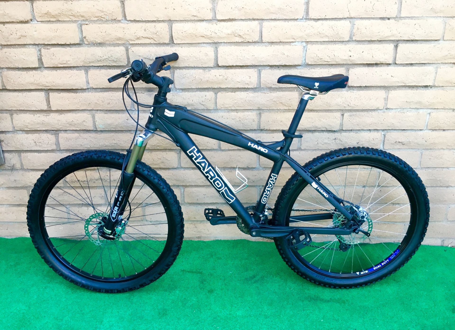 Haro Escape 8.3 Pro mountain bike disc brakes new matte black trail / road  bmx USA for Sale in San Diego, CA - OfferUp